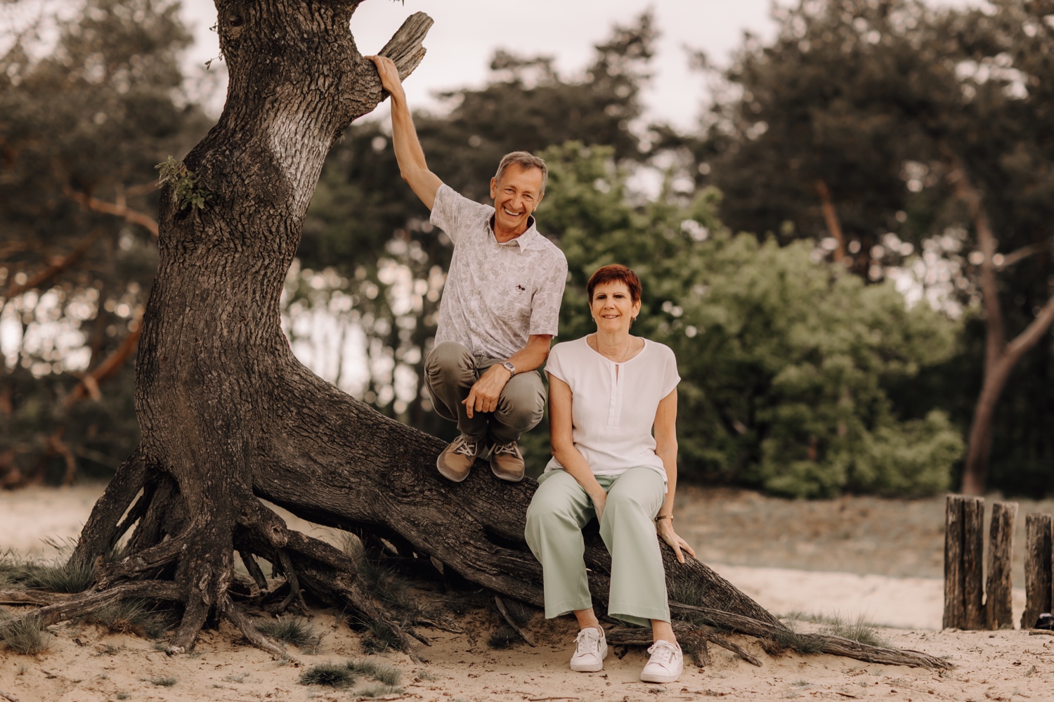 gezinsfotograaf Limburg - grootouders poseren in een boom te Hechtel