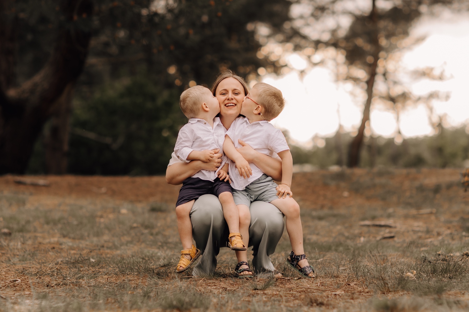 gezinsfotograaf Limburg - zoontjes geven moeder een kus op de wang