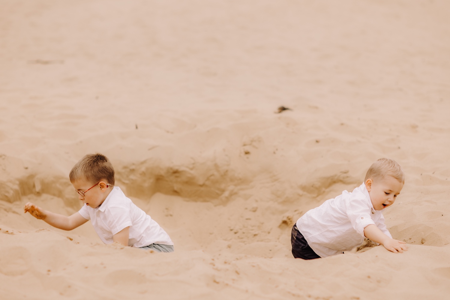 gezinsfotograaf Limburg - kleinkinderen graven in het zand in Hechtel
