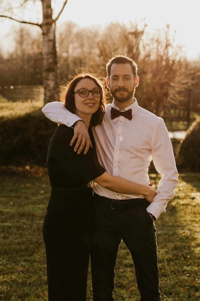 Huwelijksfotograaf Limburg - koppel poseert tijdens zonsondergang