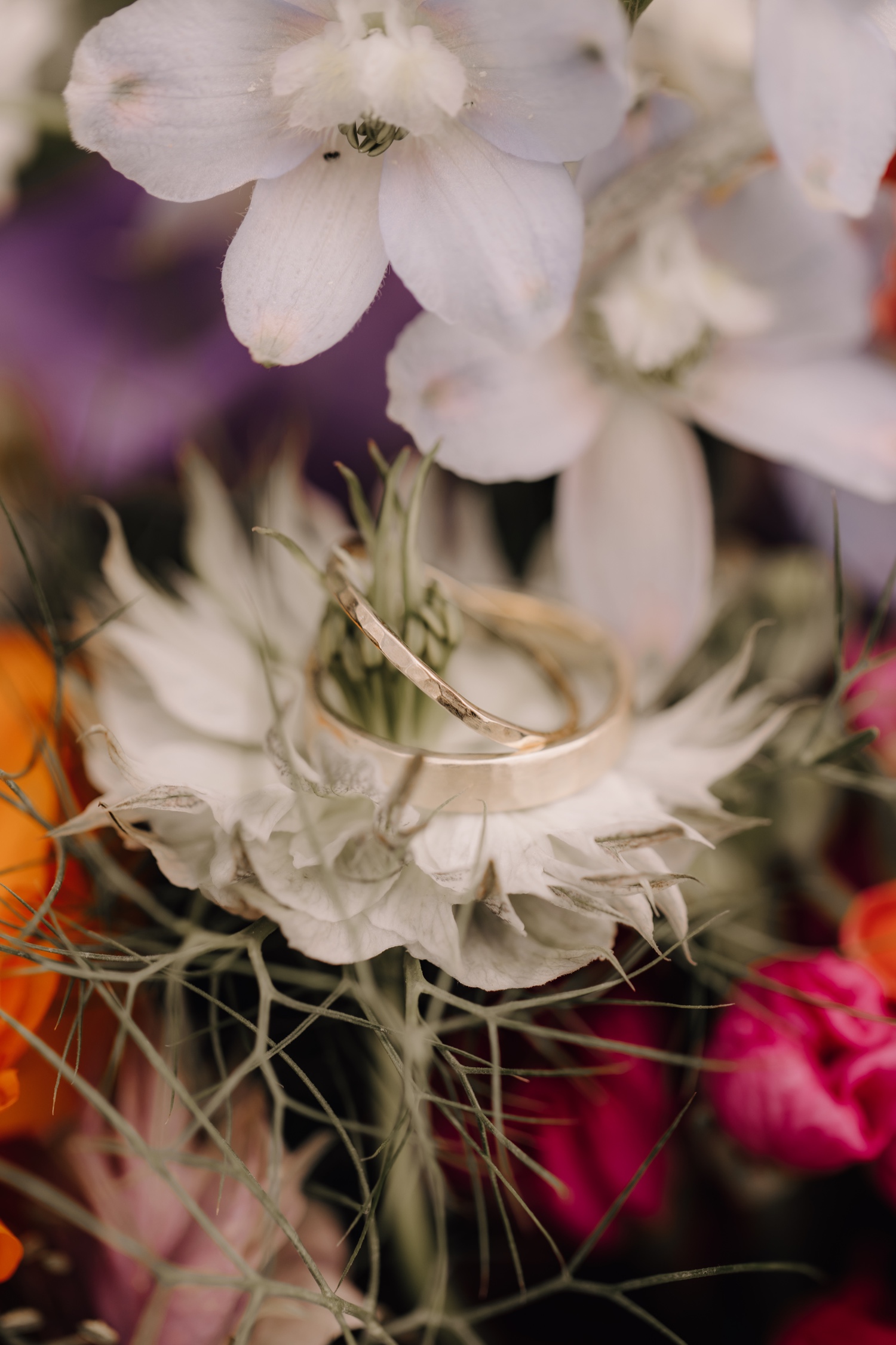 Huwelijksfotograaf Limburg - close-up ringen tussen bloemen