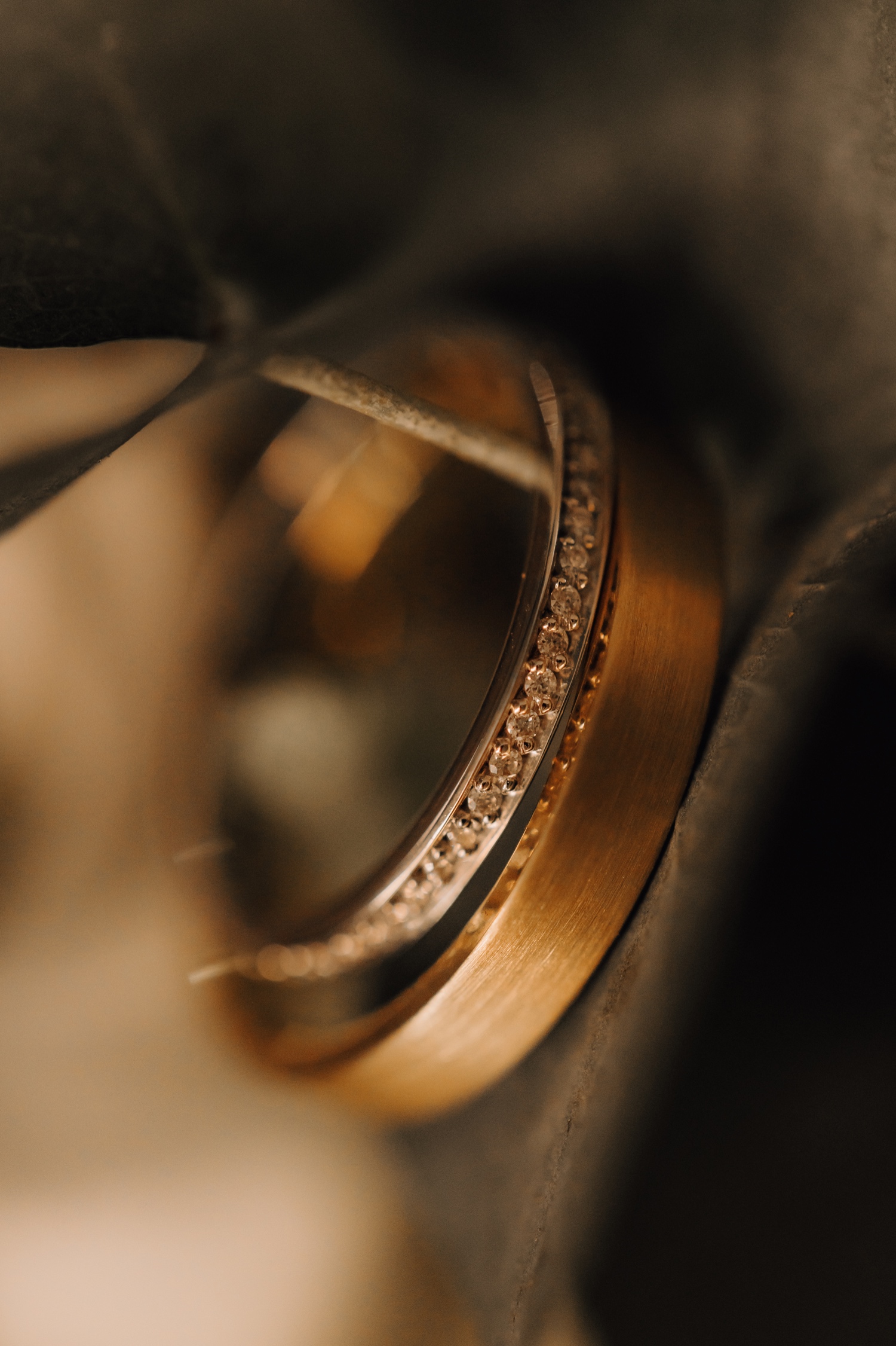 close-up van de ringen van het bruidspaar