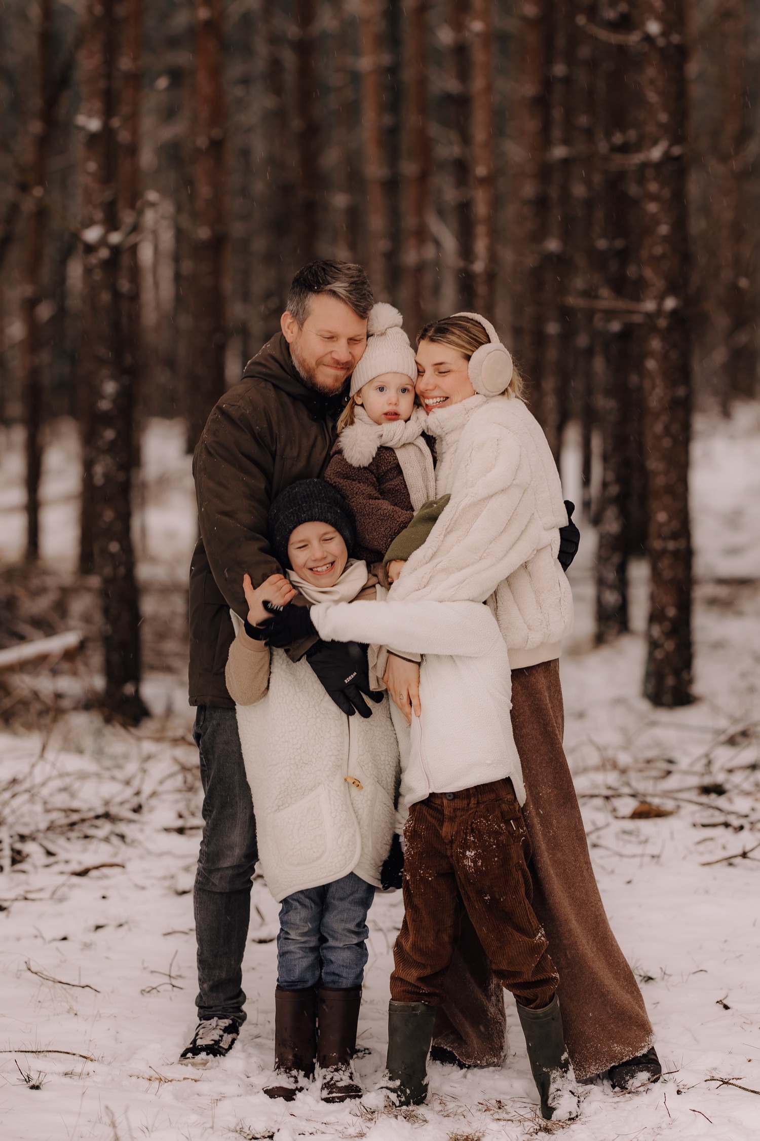 gezin knuffelt in de sneeuw
