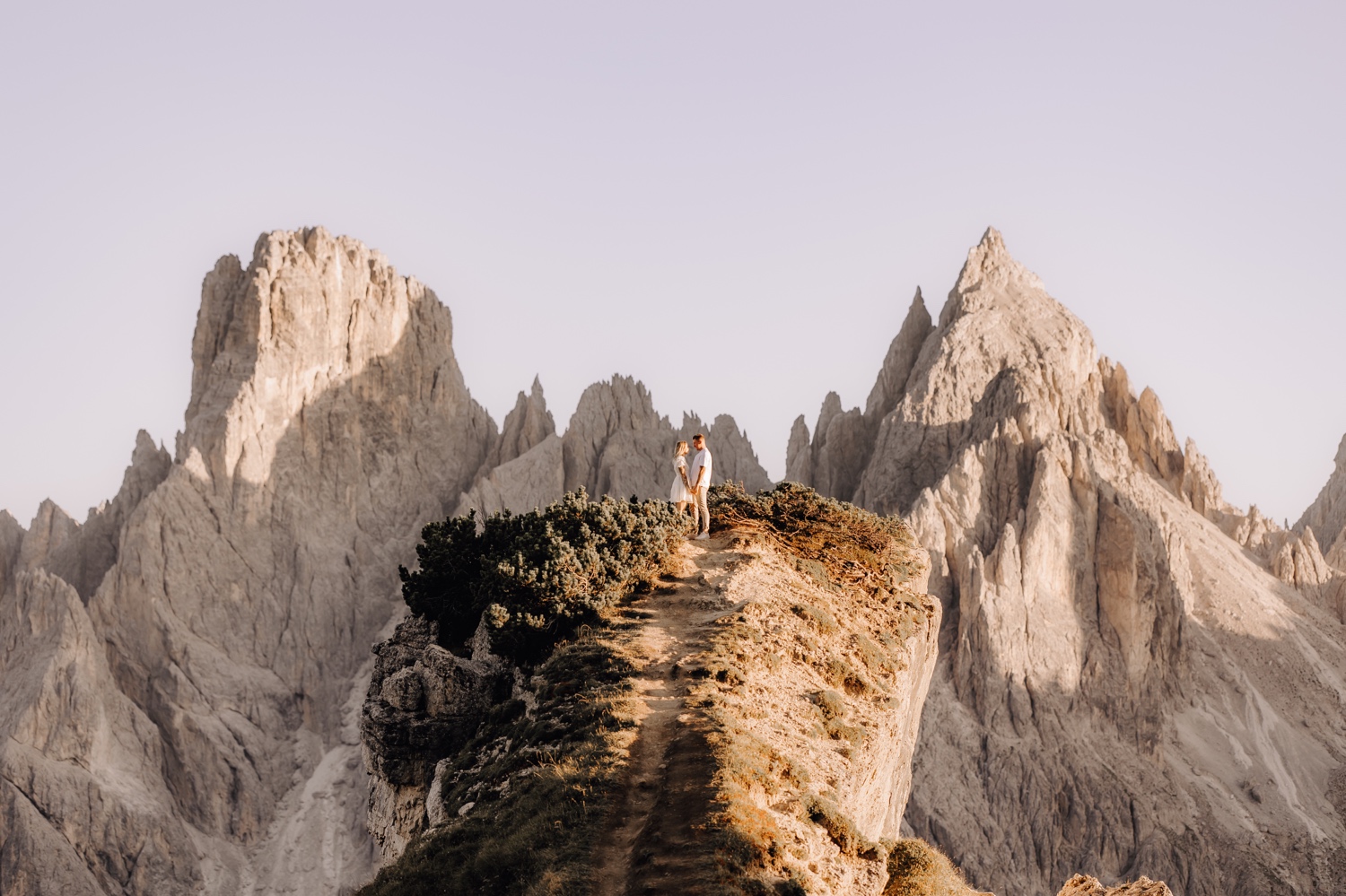 koppel staat op bergtop van Cadina Di Misurina in Italië