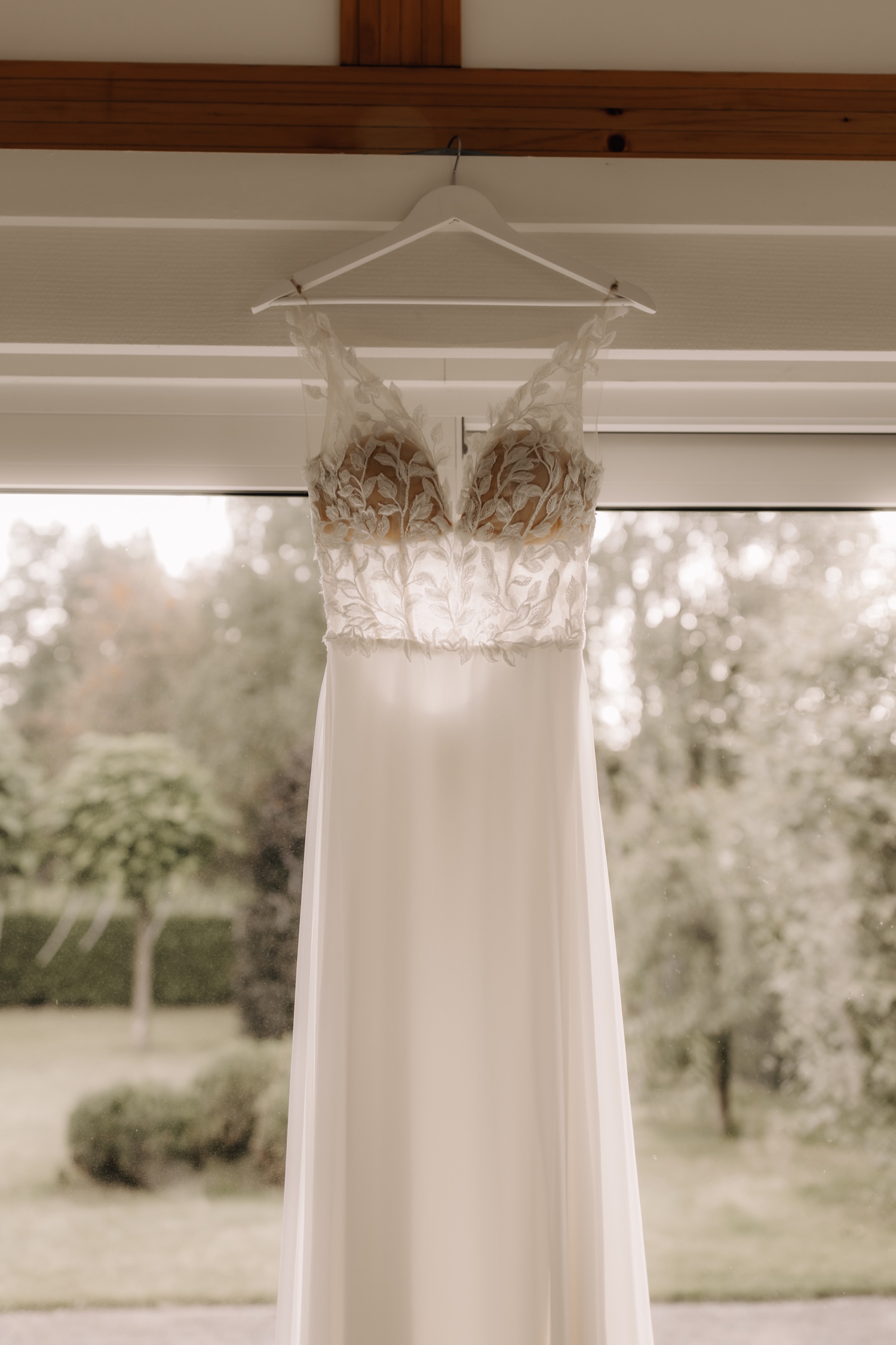 detailfoto van de bruid haar jurk op een hanger