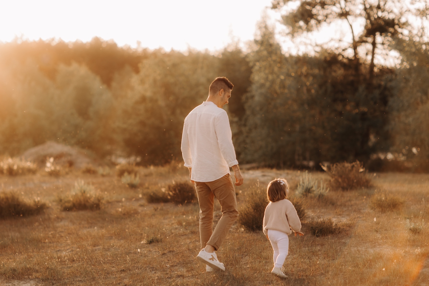 vader wandelt met zijn dochtertje door de Lommelse Sahara