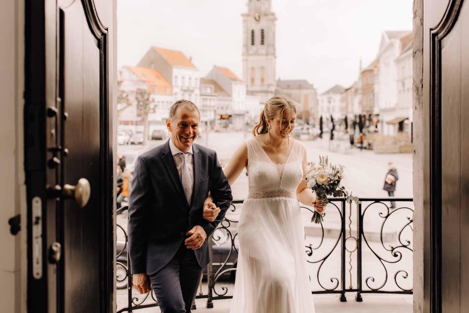 Huwelijksfotograaf Limburg - vader begeleid zijn dochter in het gemeentehuis