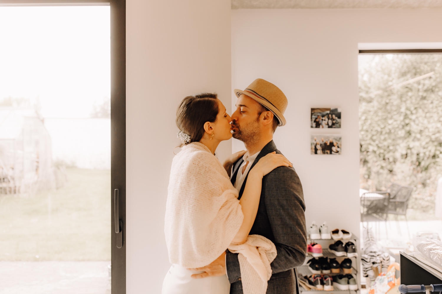 Huwelijksfotograaf Limburg - bruid en bruidegom kussen elkaar tijdens first look