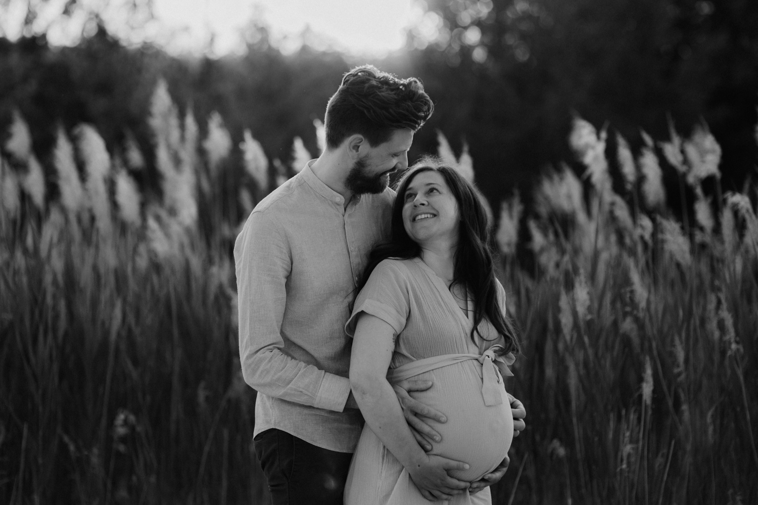 zwart-wit foto van een zwanger koppel