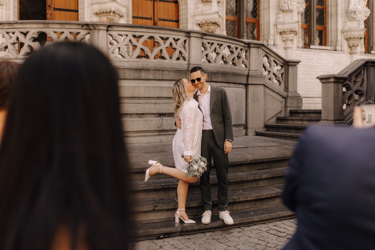 bruidspaar kust elkaar voor het stadhuis van Leuven