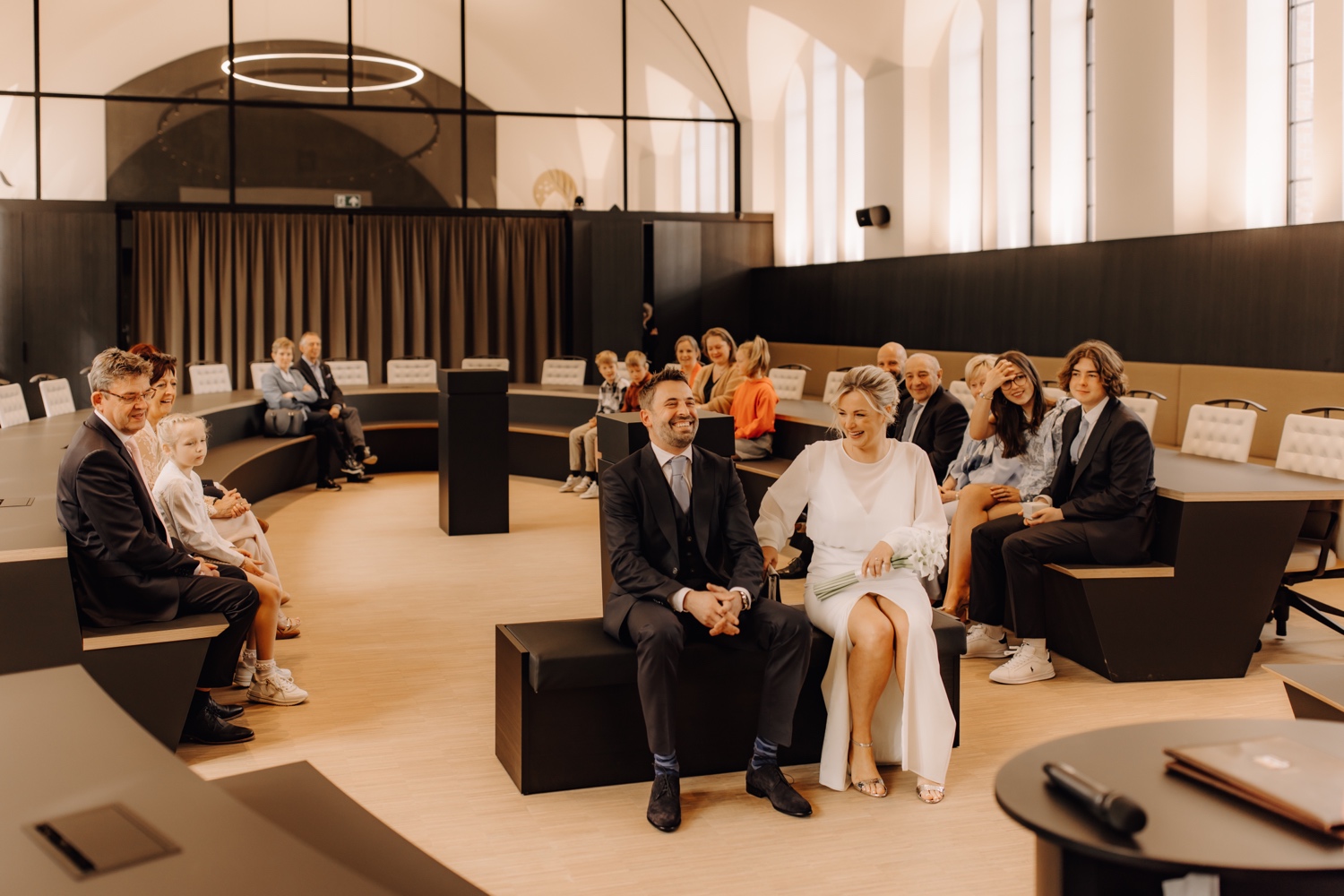 Huwelijksfotograaf Limburg - bruidspaar lacht tijdens gemeentelijke ceremonie in Beringen