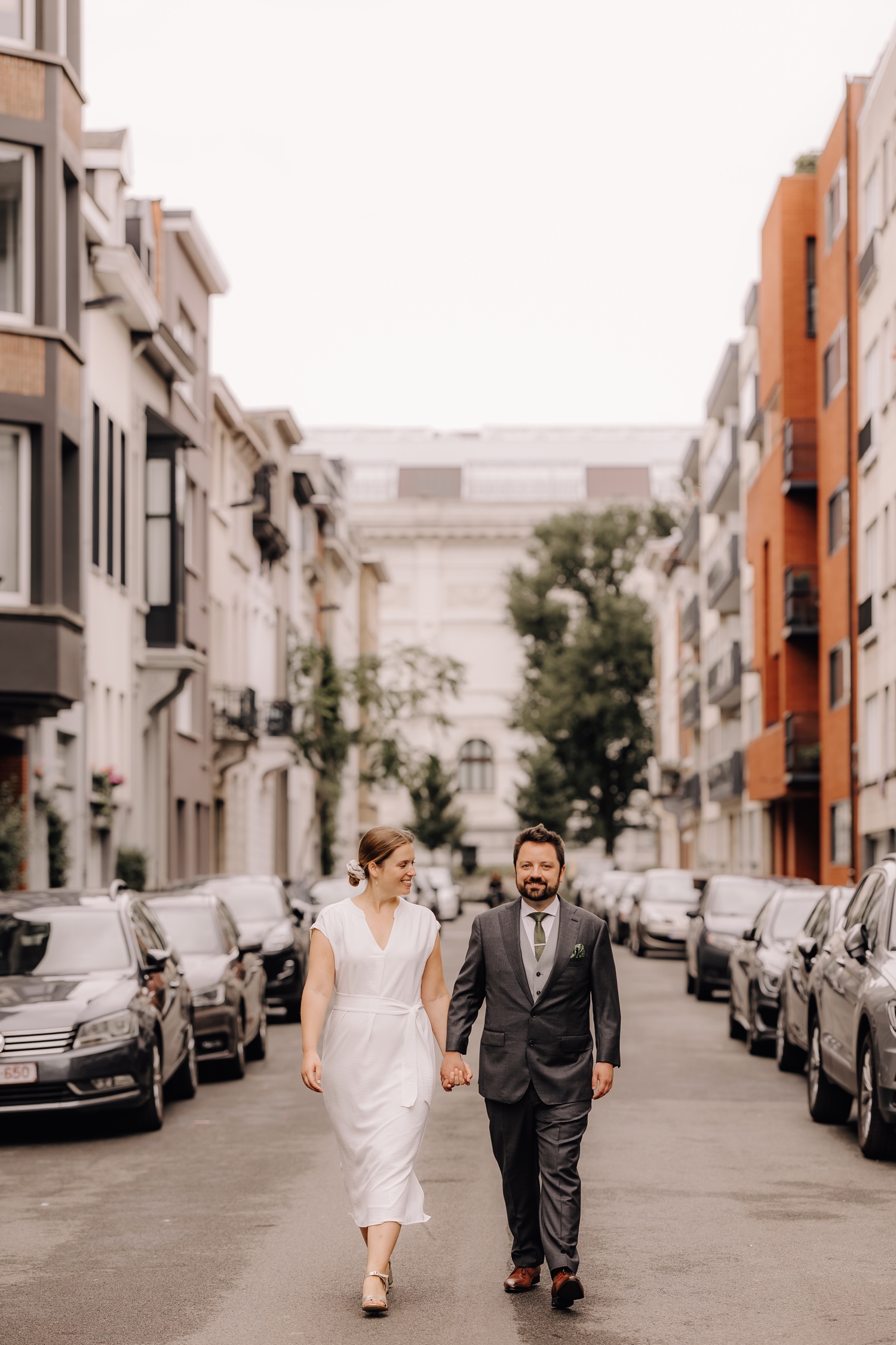 bruidspaar wandelt door de straten van Antwerpen