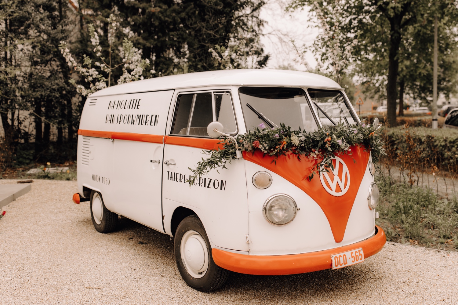 Huwelijksfotograaf Limburg - volkswagen busje van Thiers-horizon gedecoreerd met bloemen als bruidswagen