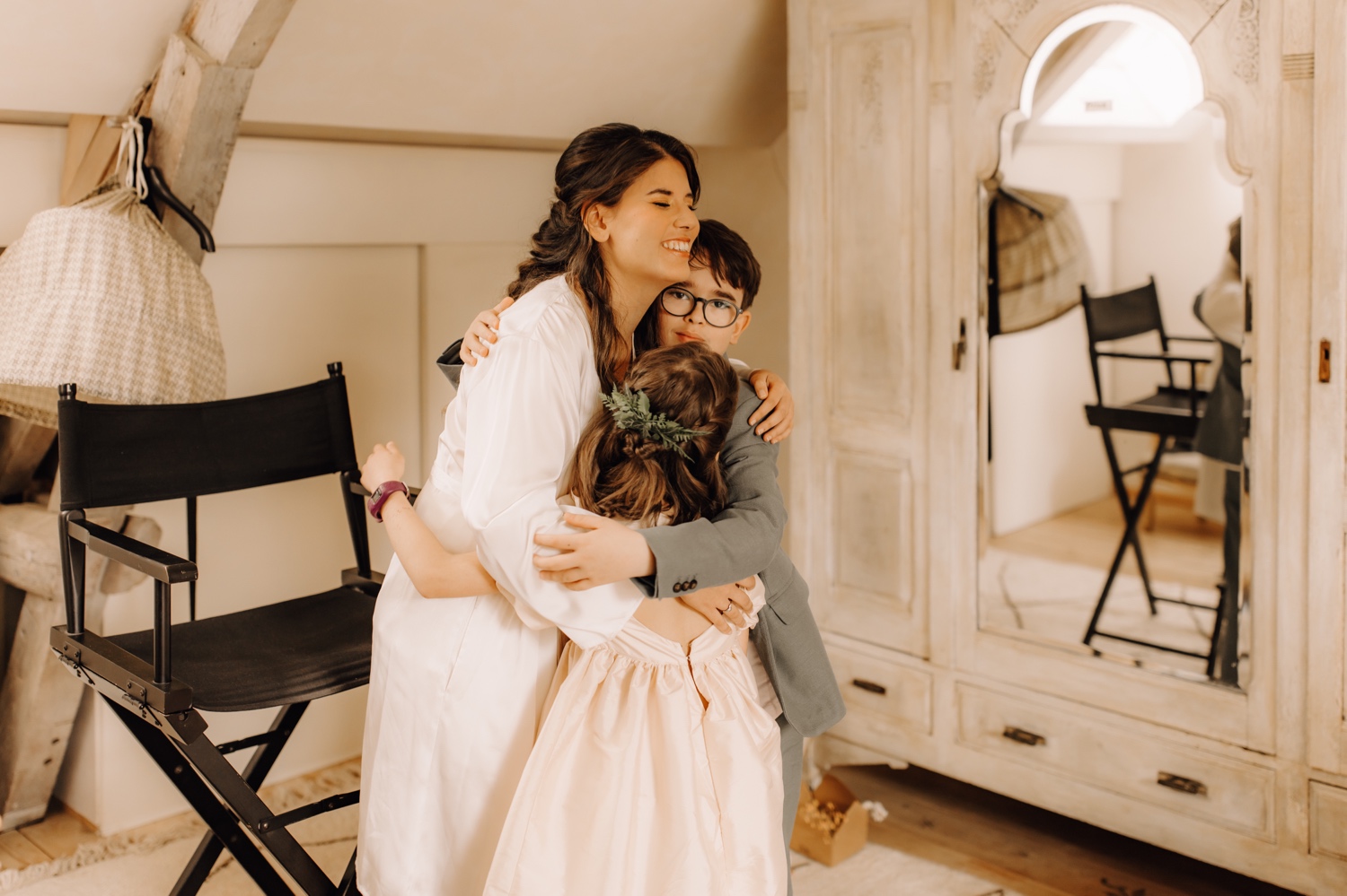 Huwelijksfotograaf Limburg - bruid knuffelt met de kindjes van haar zus