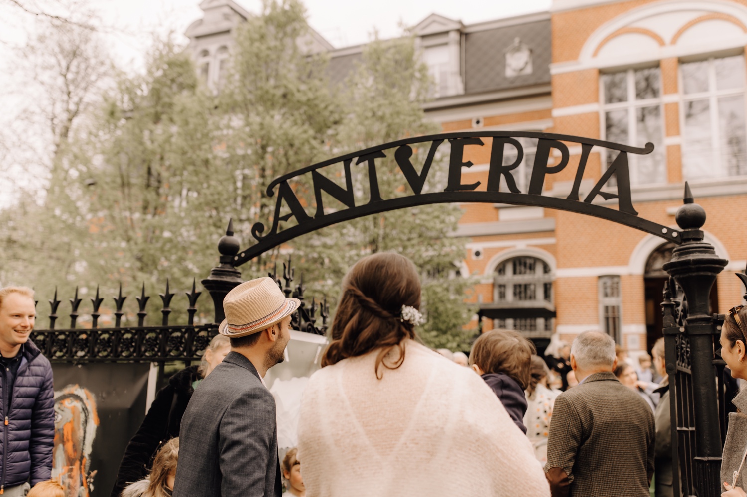 Huwelijksfotograaf Limburg - bruidspaar wandelt stadhuis Antverpia te Brasschaat binnen