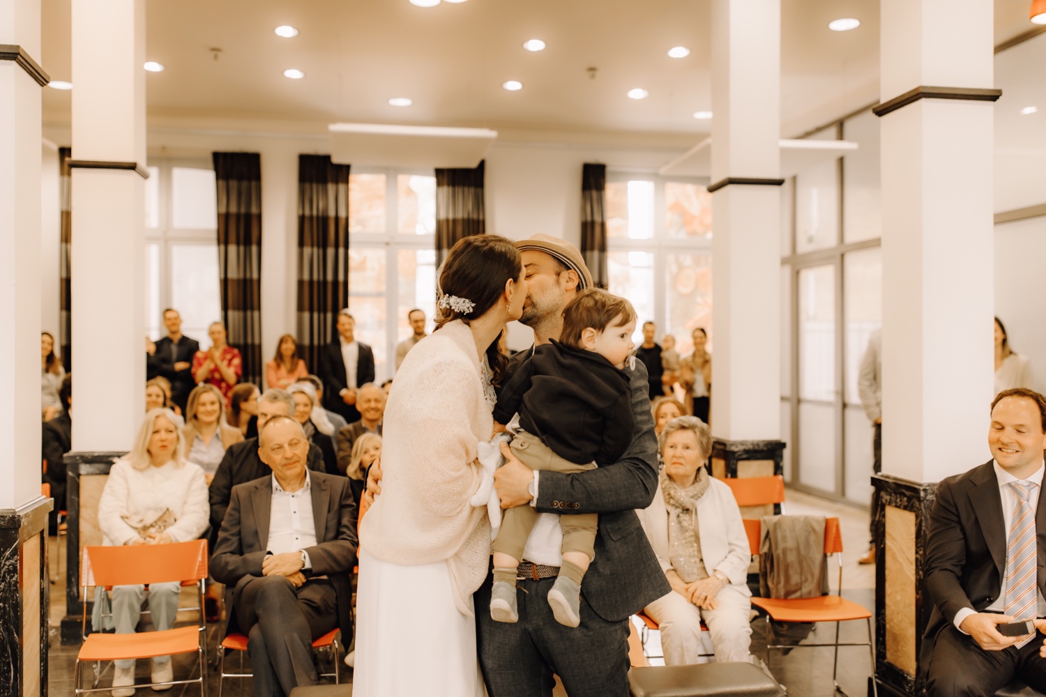 Huwelijksfotograaf Limburg - bruidspaar kust elkaar innig na ja-woord