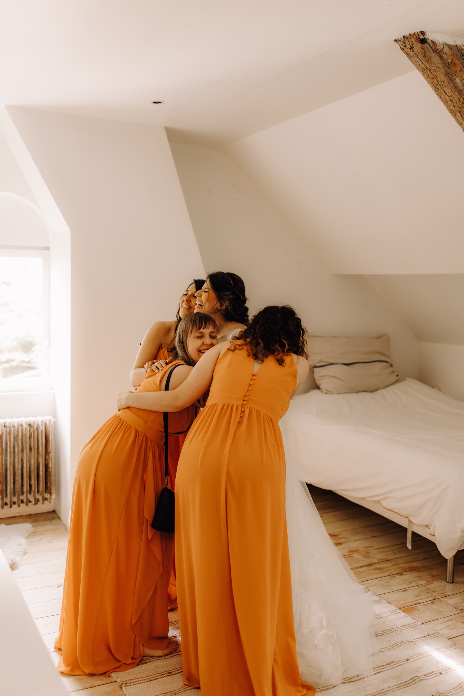 Huwelijksfotograaf Limburg - bruidsmeisjes knuffelen de bruid