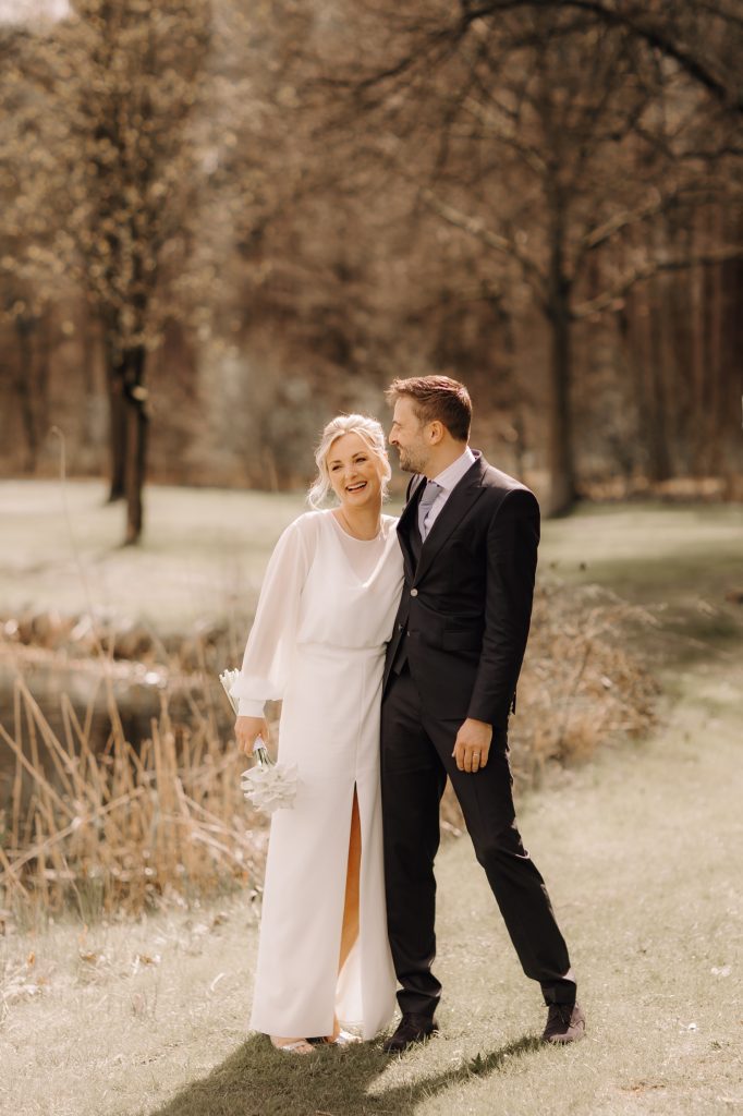 Huwelijksfotograaf Limburg - bruidspaar lacht tijdens fotoshoot bij Colette, de vijvers