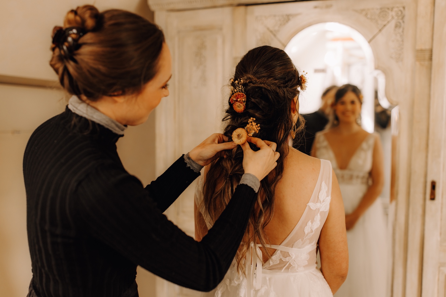Huwelijksfotograaf Limburg - bruid krijgt bloemen in haar haar