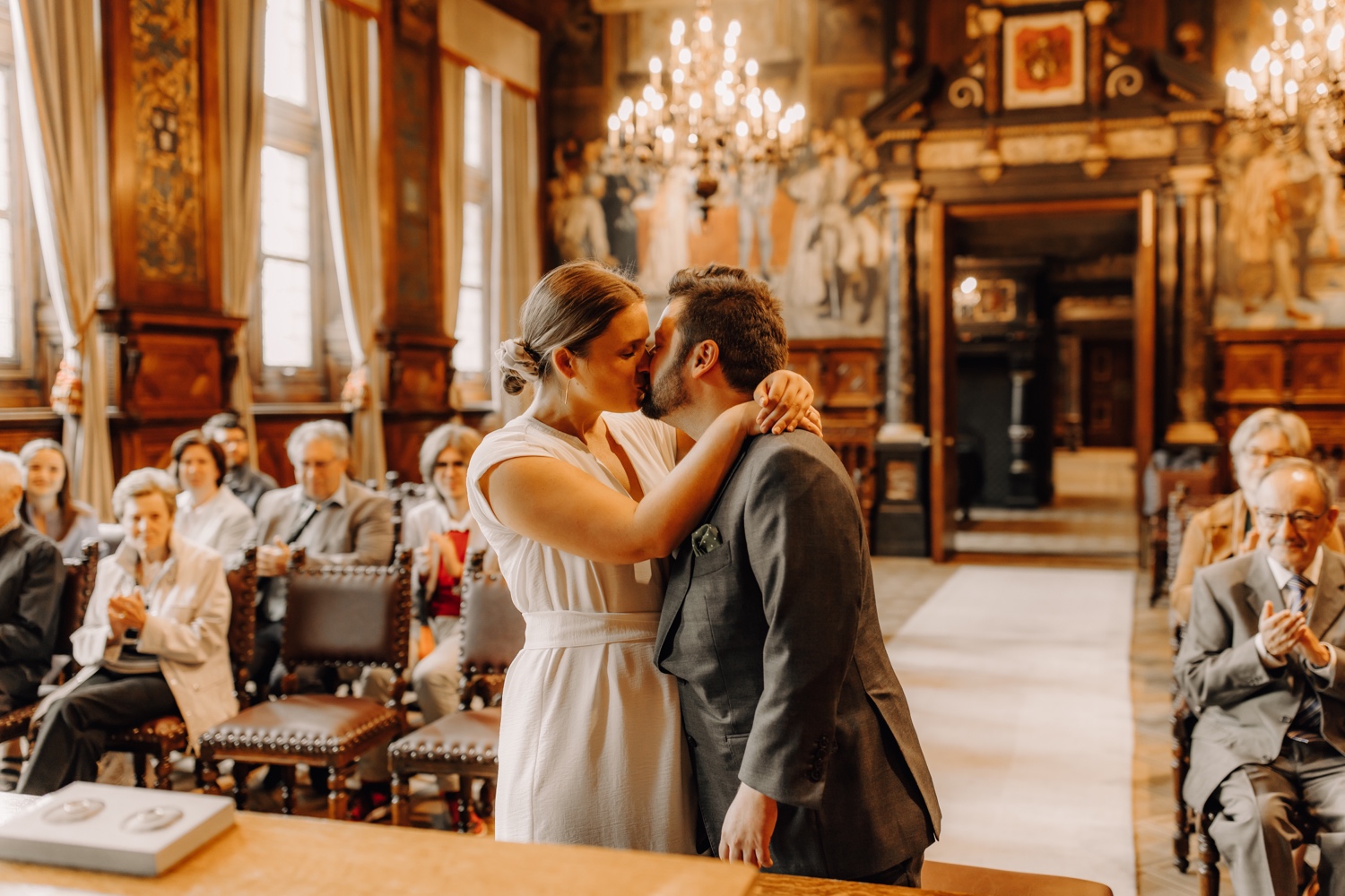 bruidspaar kust elkaar na het ja-woord in het stadhuis van Antwerpen