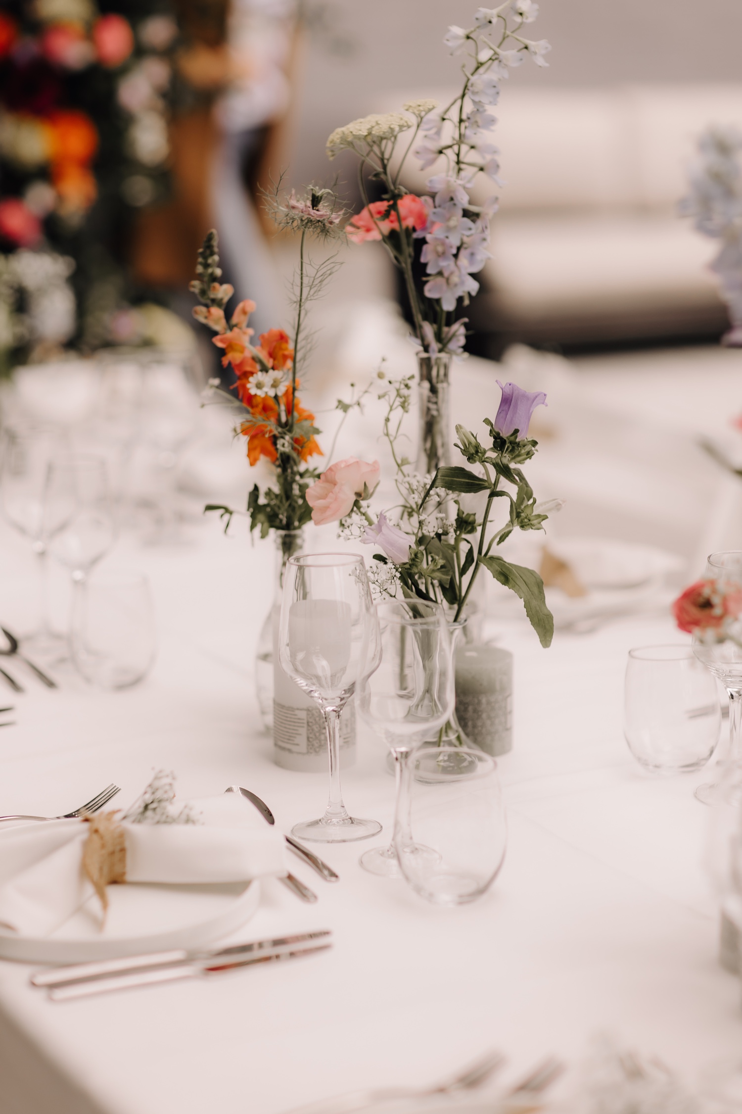 Huwelijksfotograaf Limburg - details van bloemen op de lunchtafel