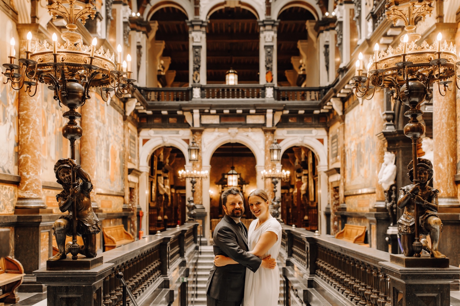 bruidspaar poseert in het Stadhuis van Antwerpen