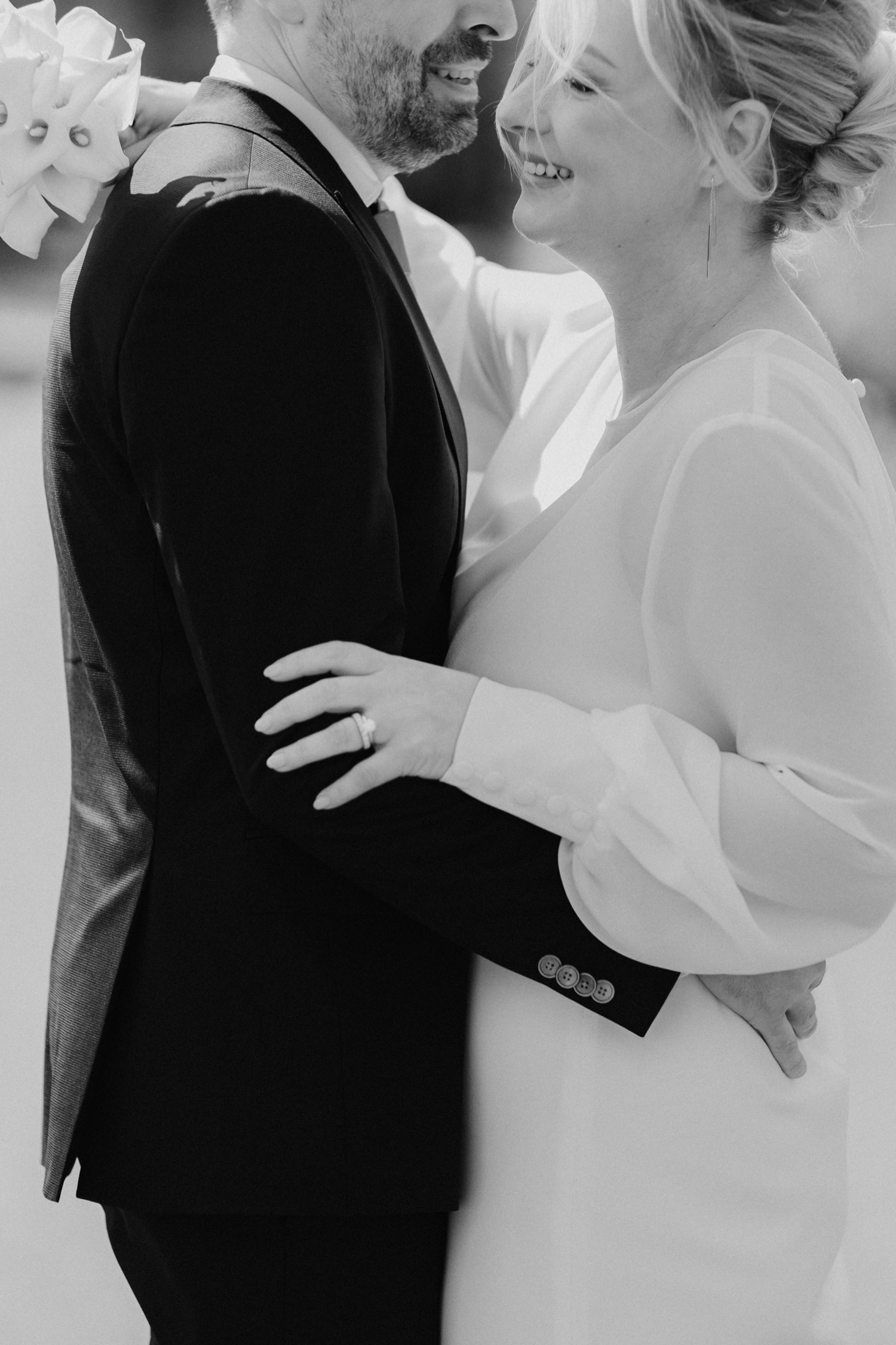 Huwelijksfotograaf Limburg - close-up van bruidspaar tijdens fotoshoot