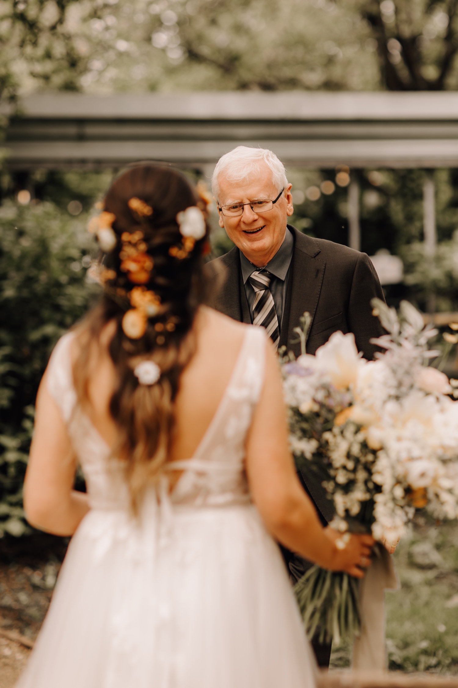Huwelijksfotograaf Limburg - first look bruid en haar vader