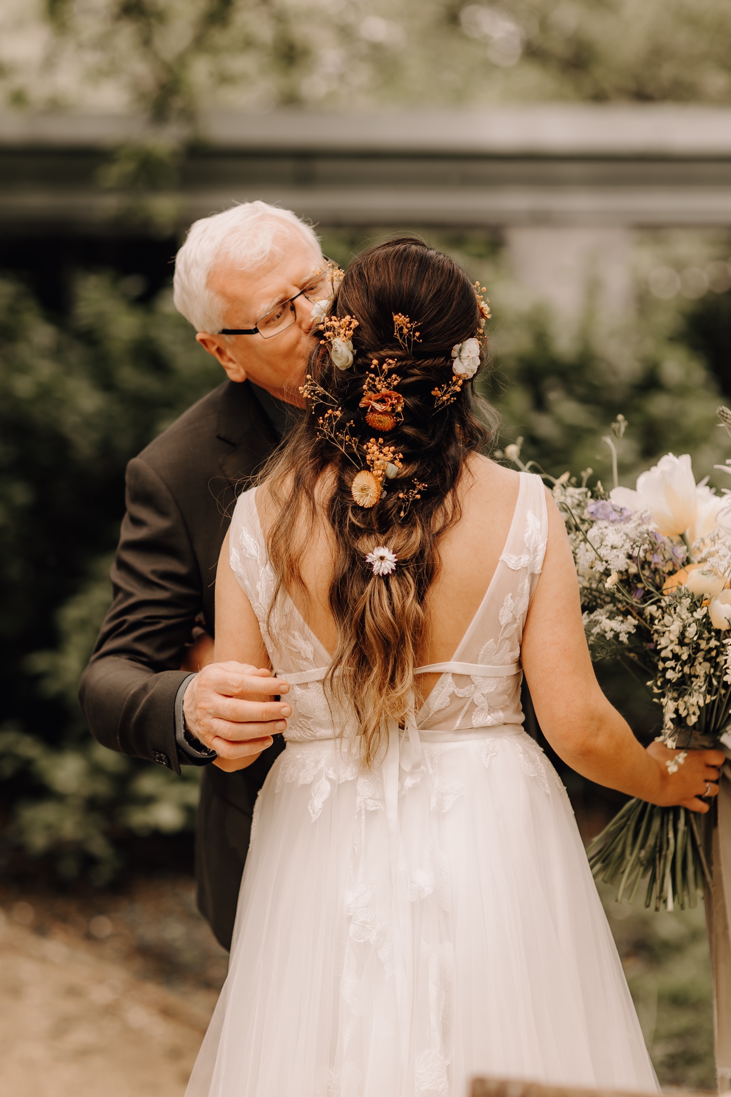 Huwelijksfotograaf Limburg - vader kust zijn dochter op het voorhoofd