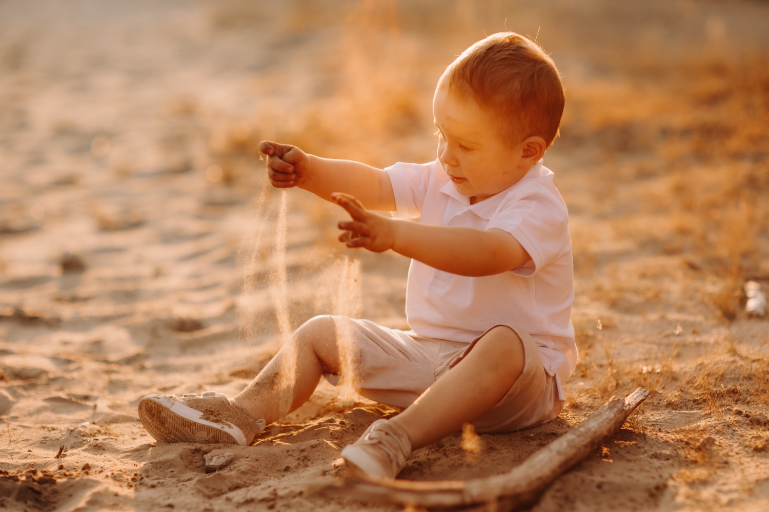 jongetje speelt in het zand in Zonhoven
