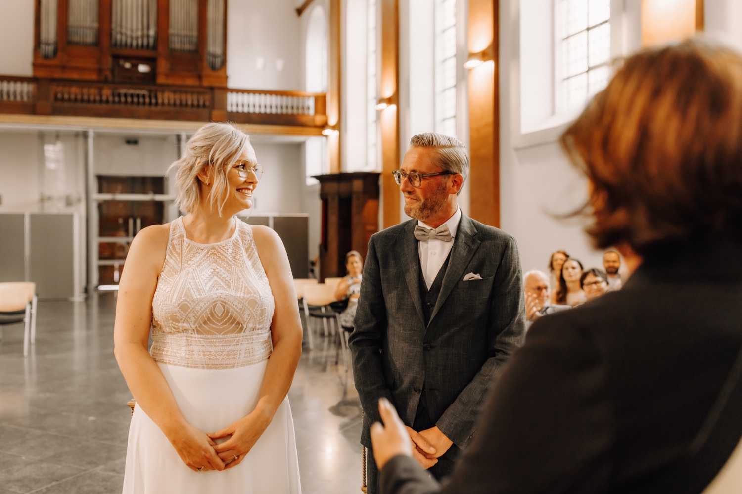 bruidspaar geeft elkaar het ja-woord in het gemeentehuis van Bree