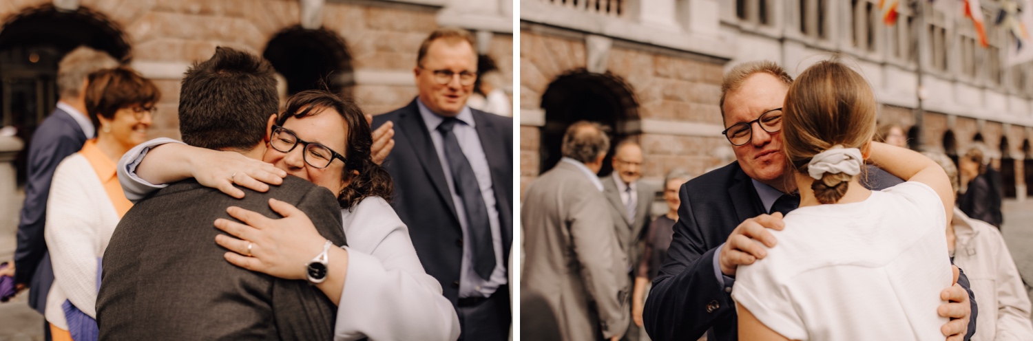 familie feliciteert bruidspaar voor stadhuis van Antwerpen
