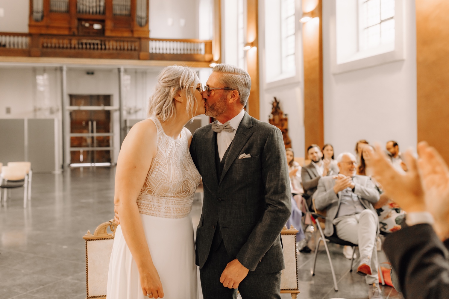 bruidspaar kust elkaar in het gemeentehuis van Bree