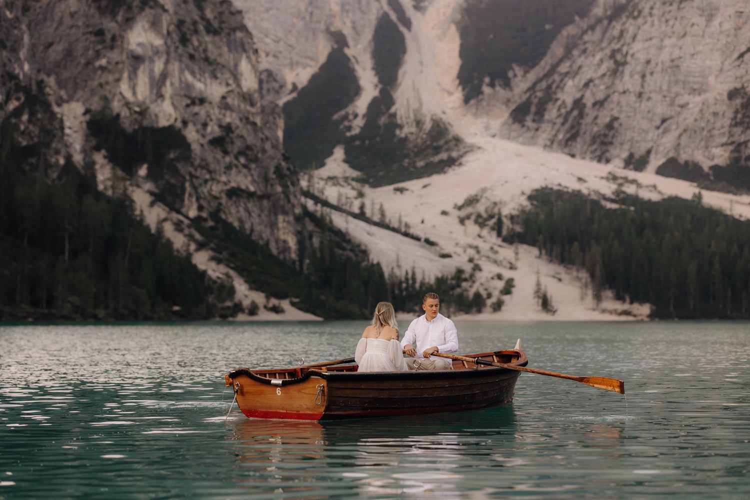 koppel vaart in bootje op Lago Di Braies in Italië