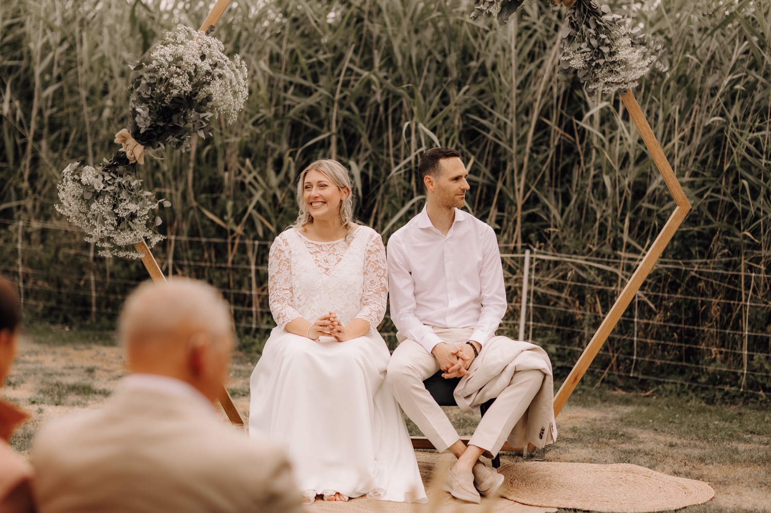 bruidspaar lacht tijdens ceremonie in Herkenrode