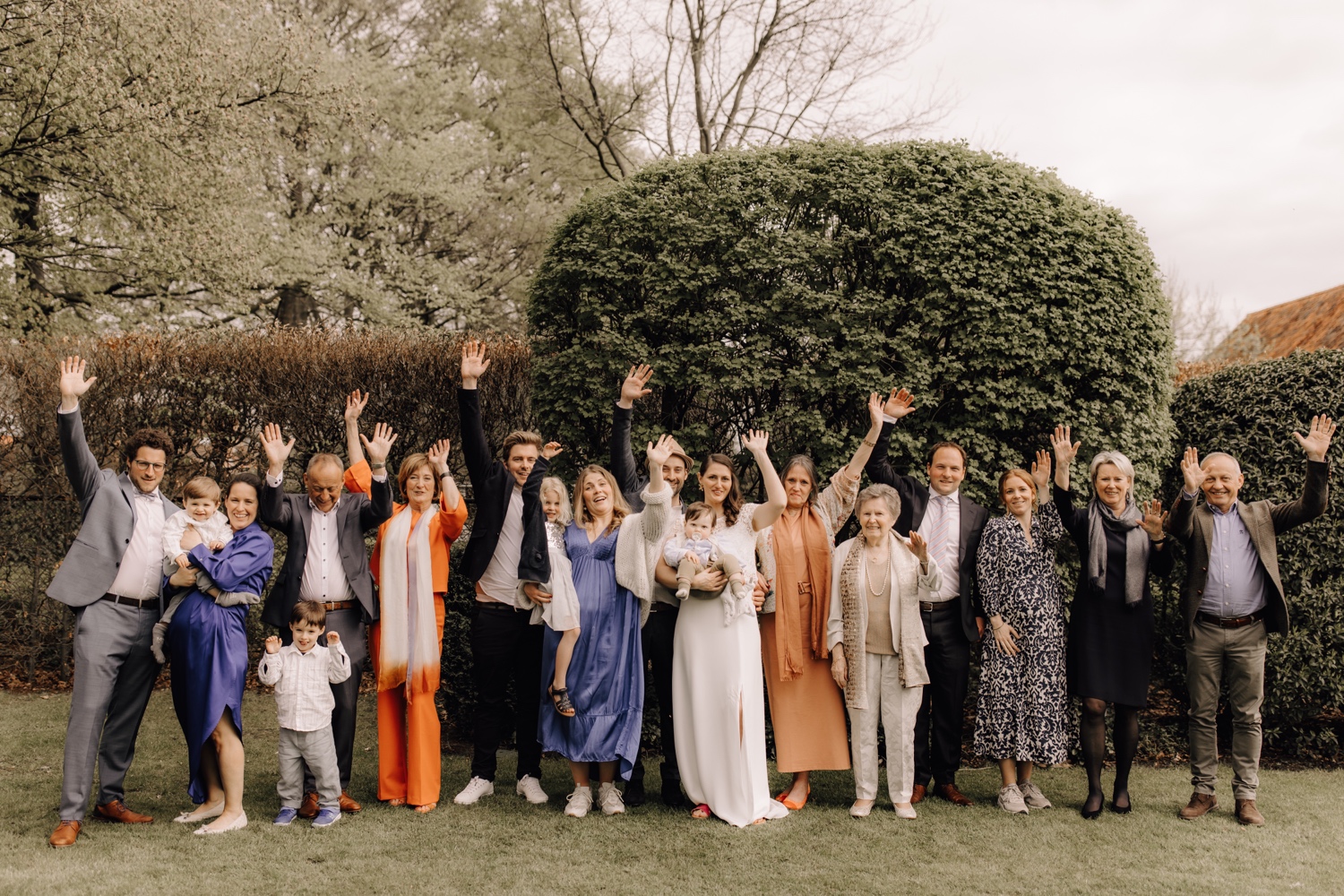 Huwelijksfotograaf Limburg - groepsfoto van bruidspaar met alle familieleden