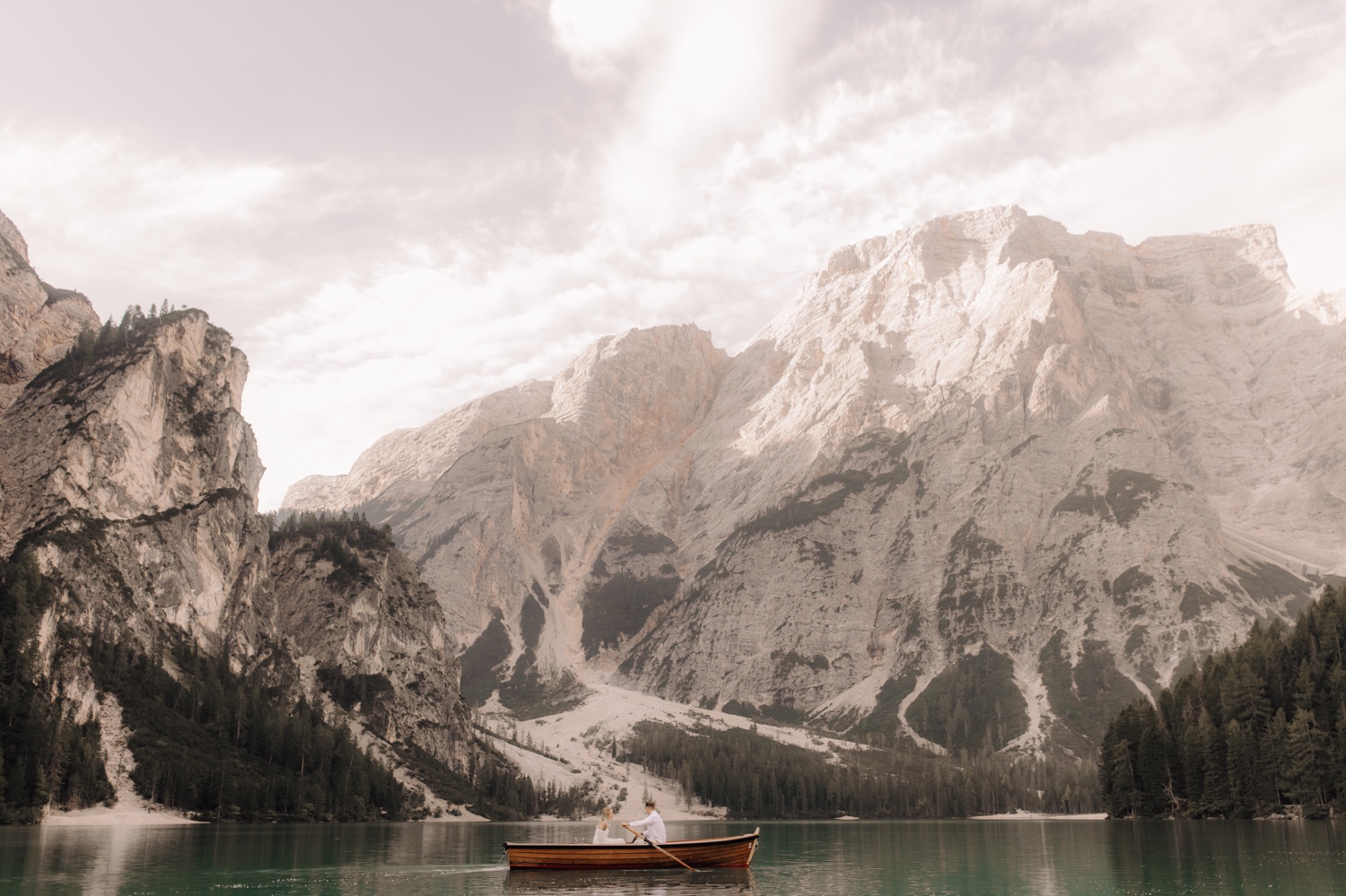 koppel vaart in bootje op Lago Di Braies