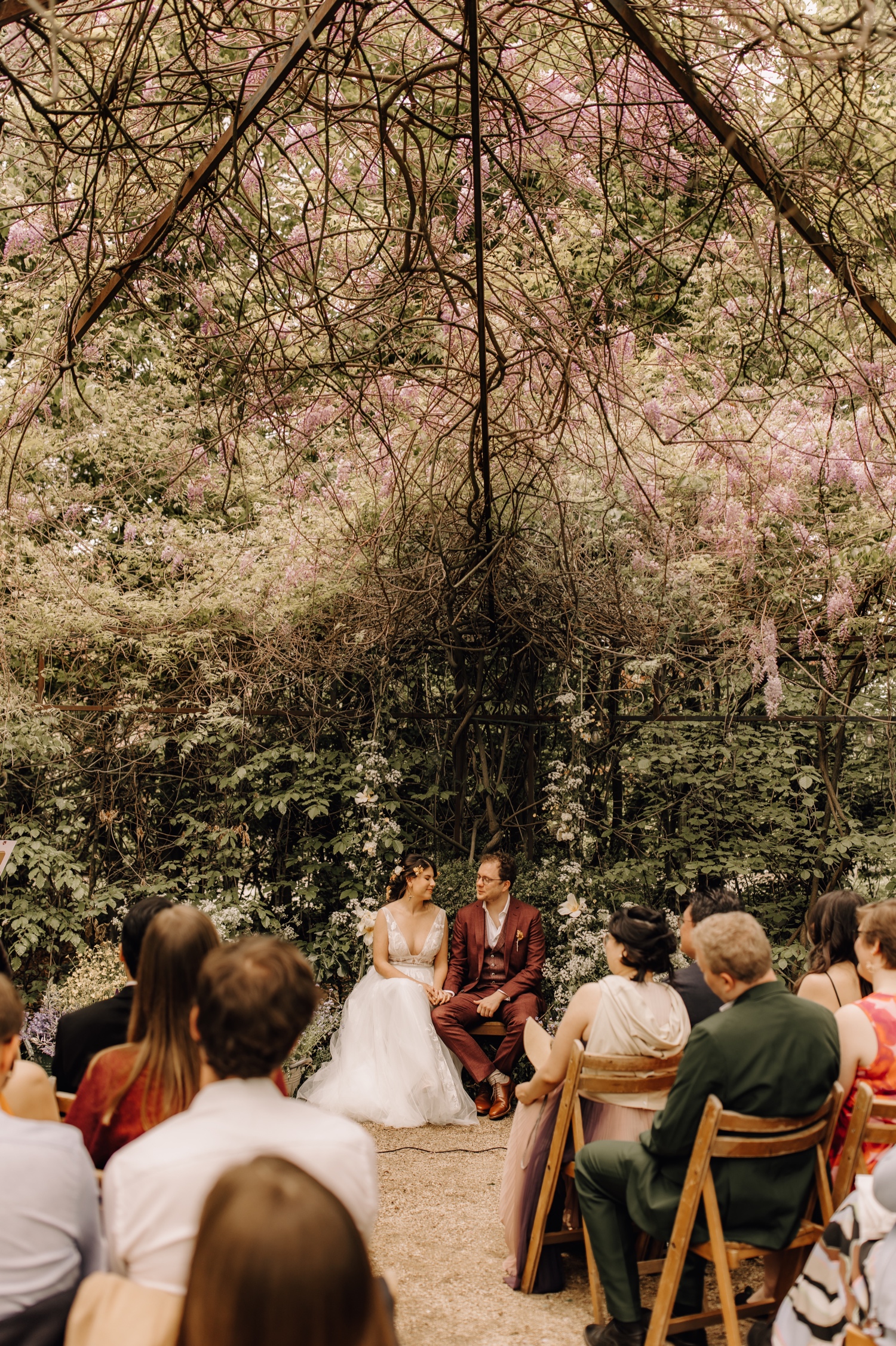 Huwelijksfotograaf Limburg - overzicht bruid en bruidegom tijdens ceremonie