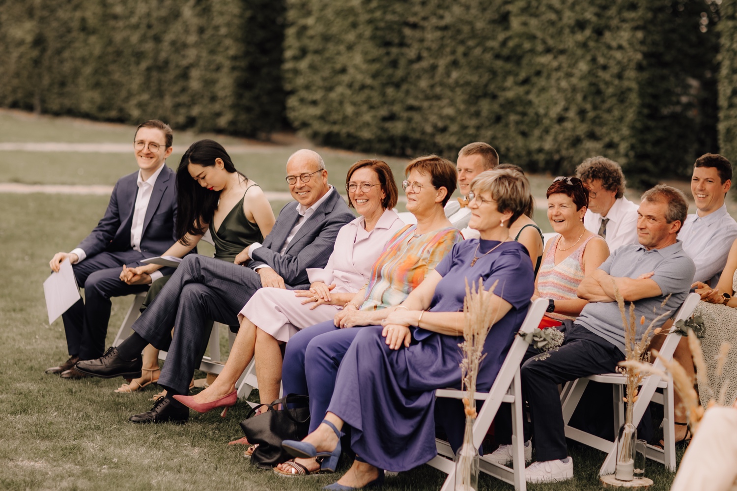 familie en gasten lachen tijdens ceremonie
