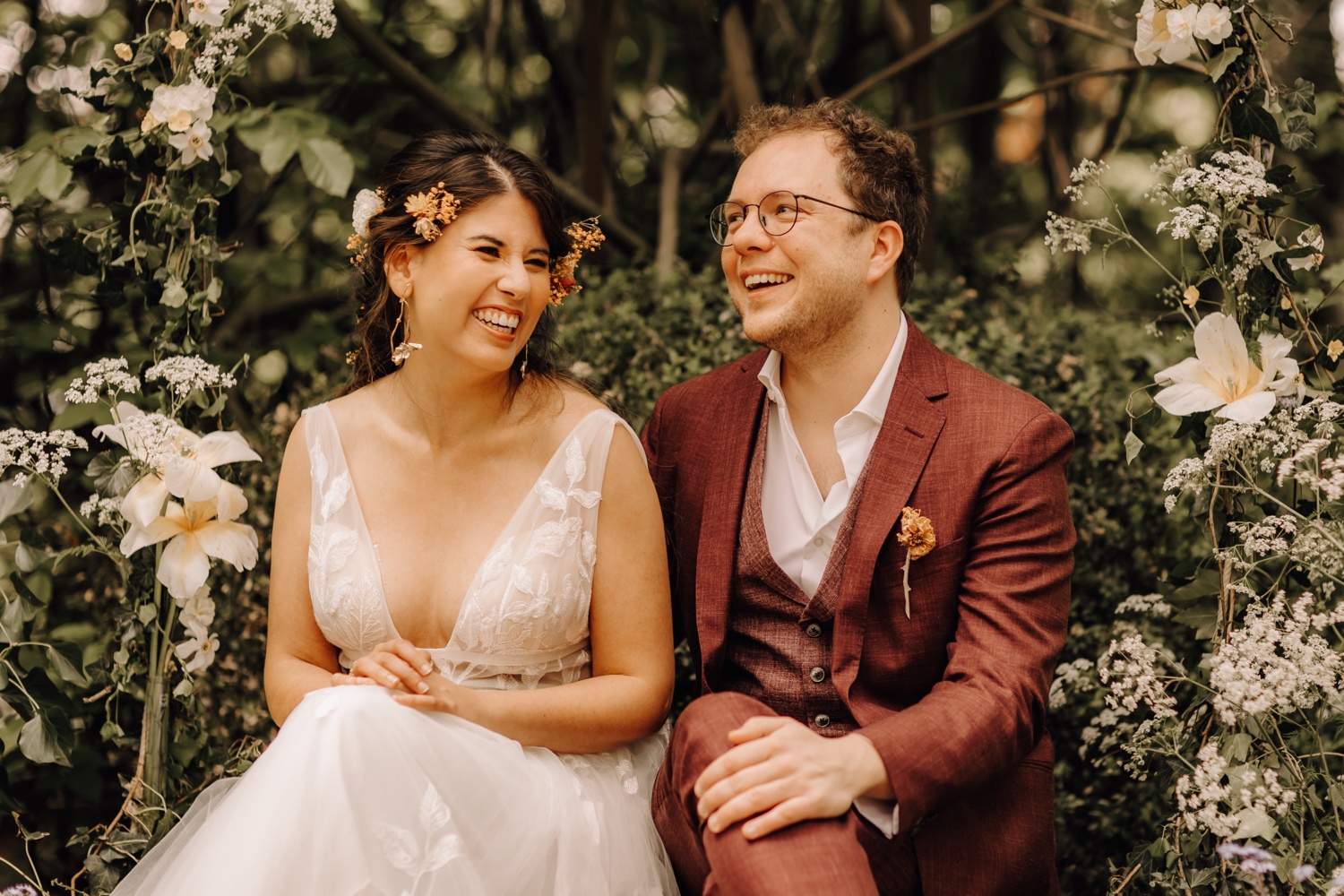 Huwelijksfotograaf Limburg - bruidspaar lacht tijdens ceremonie