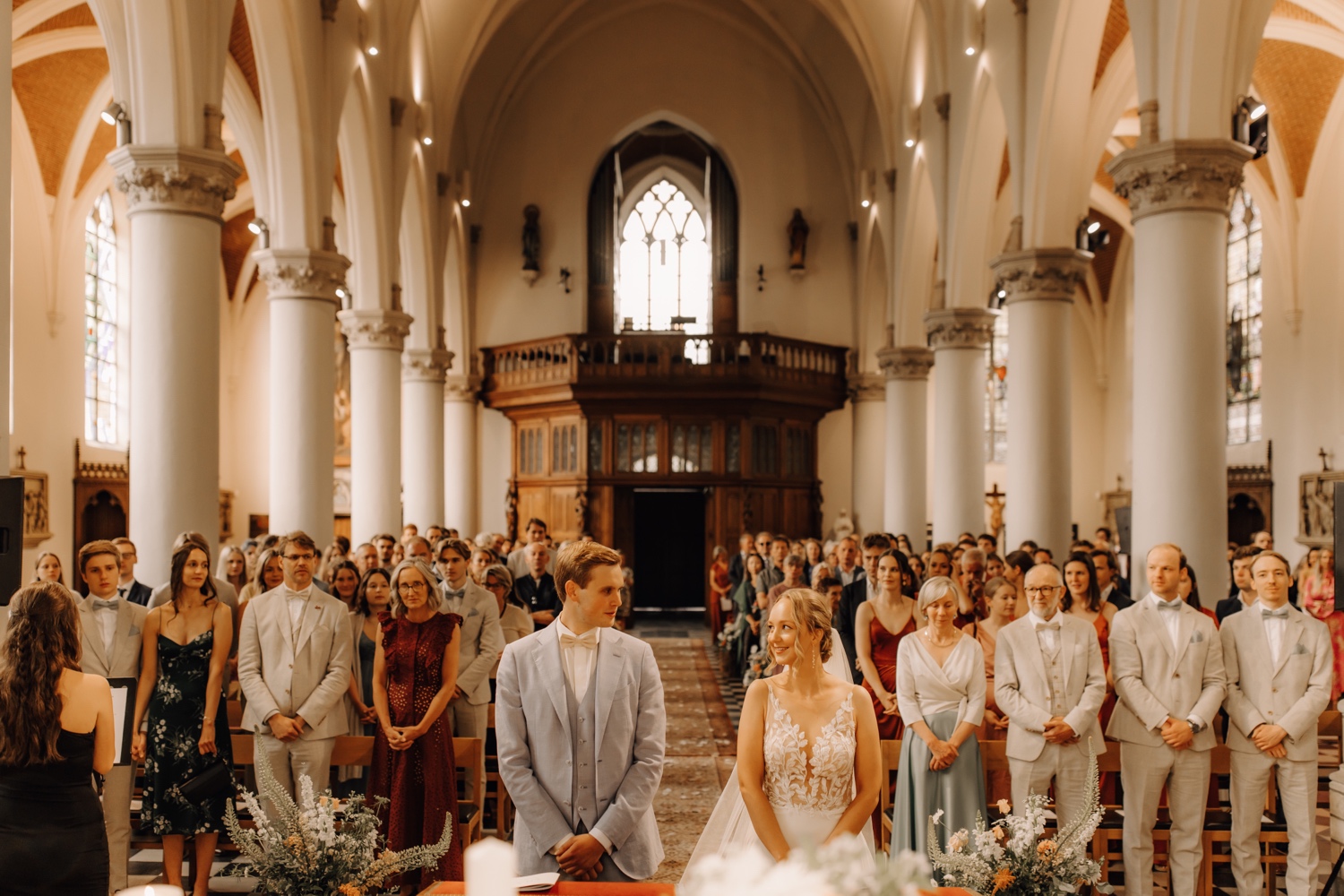 bruidspaar kijkt elkaar aan tijdens de kerkelijke ceremonie