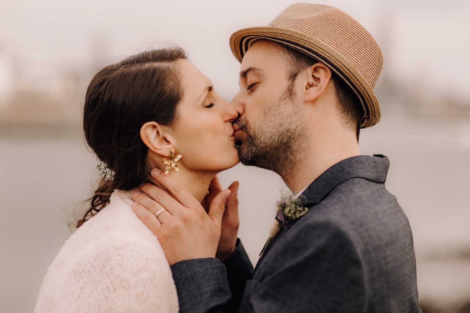 Huwelijksfotograaf Limburg - bruidspaar kust elkaar innig tijdens fotoshoot