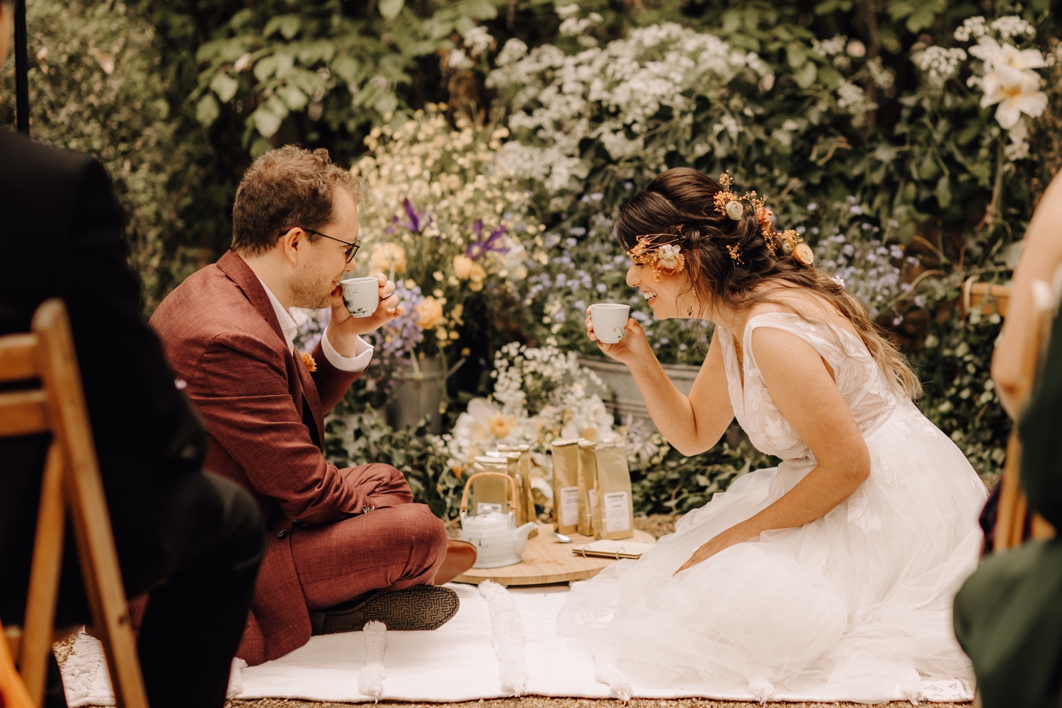 Huwelijksfotograaf Limburg - bruidspaar drinkt ceremoniële thee