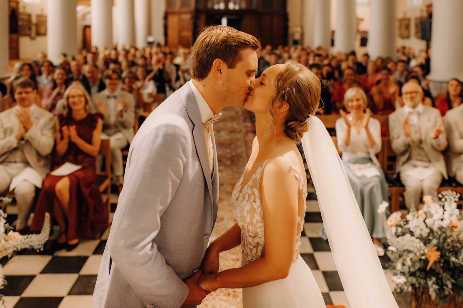 bruidspaar kust elkaar na het ja-woord in de kerk
