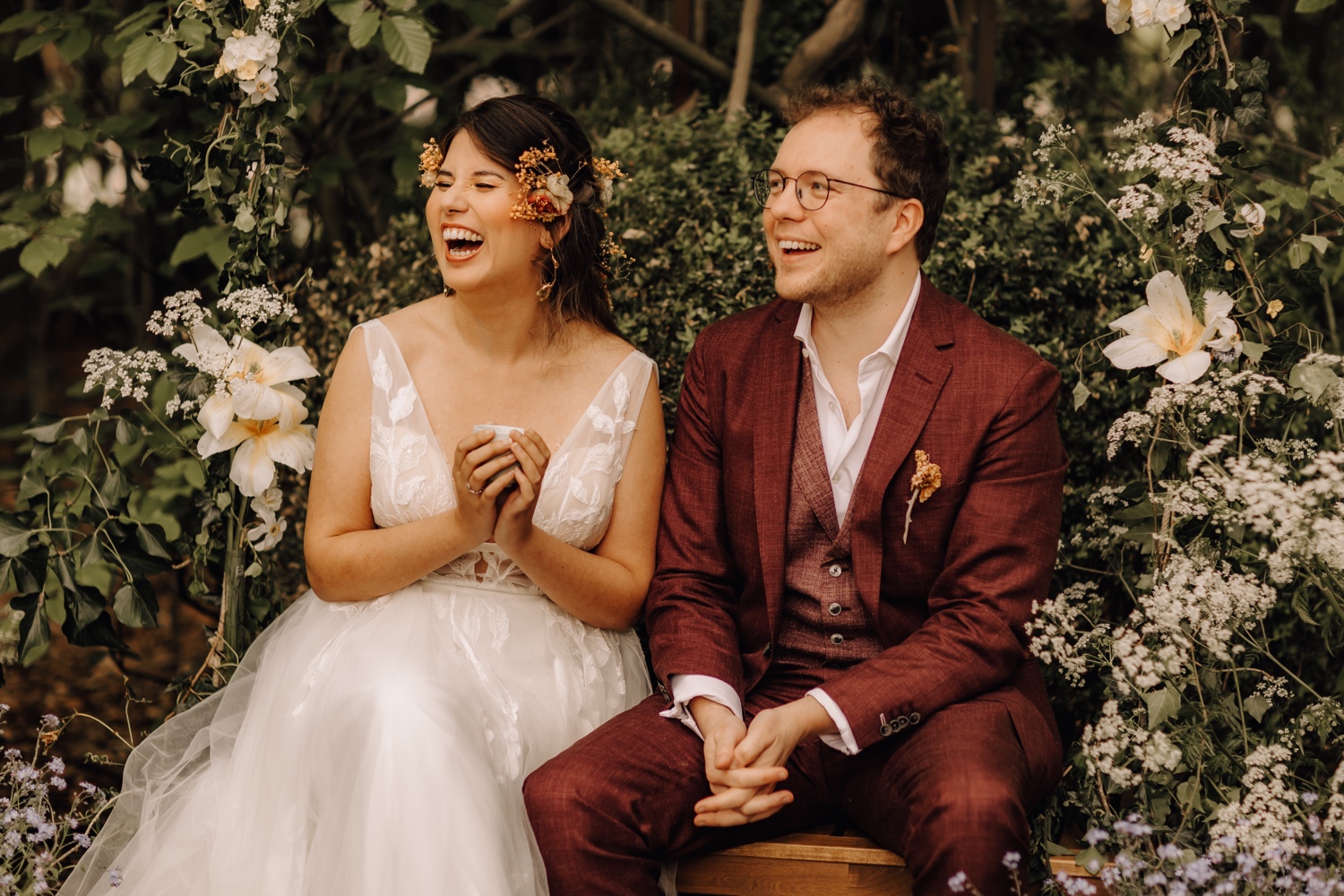 Huwelijksfotograaf Limburg - bruidspaar lacht tijdens ceremonie