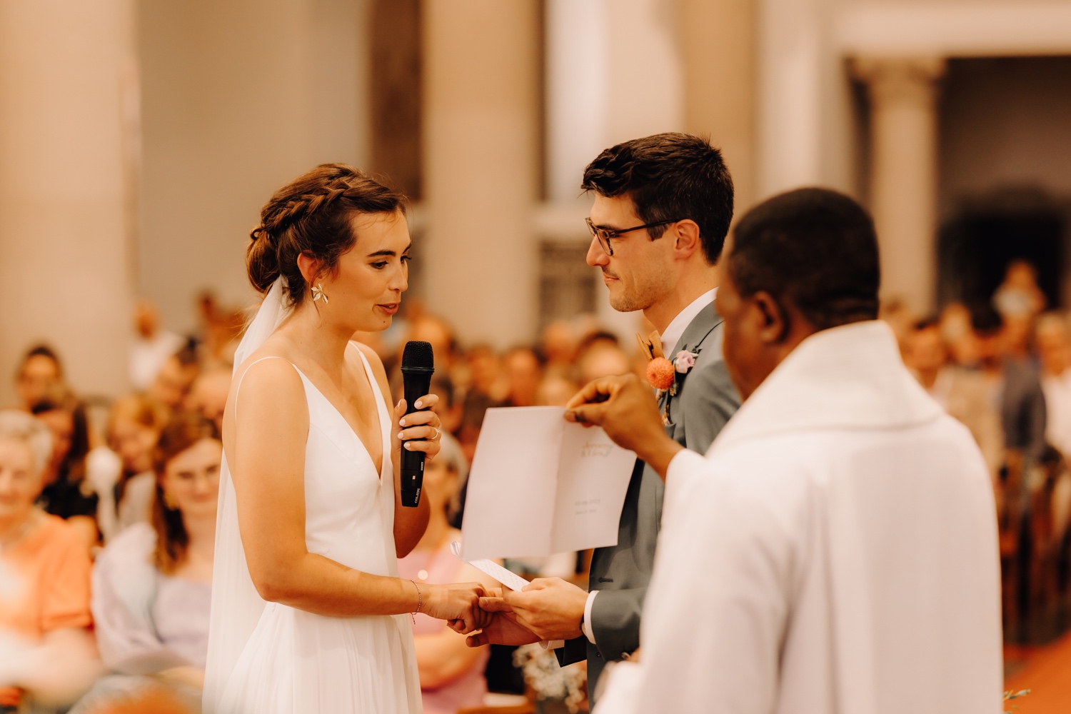bruidspaar wisselt geloften uit in de kerk