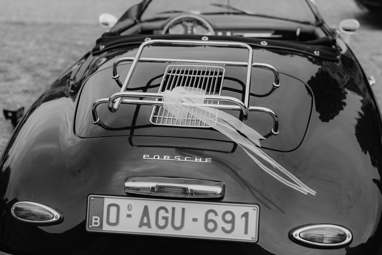 detailfoto van linten aan een Porsche oldtimer