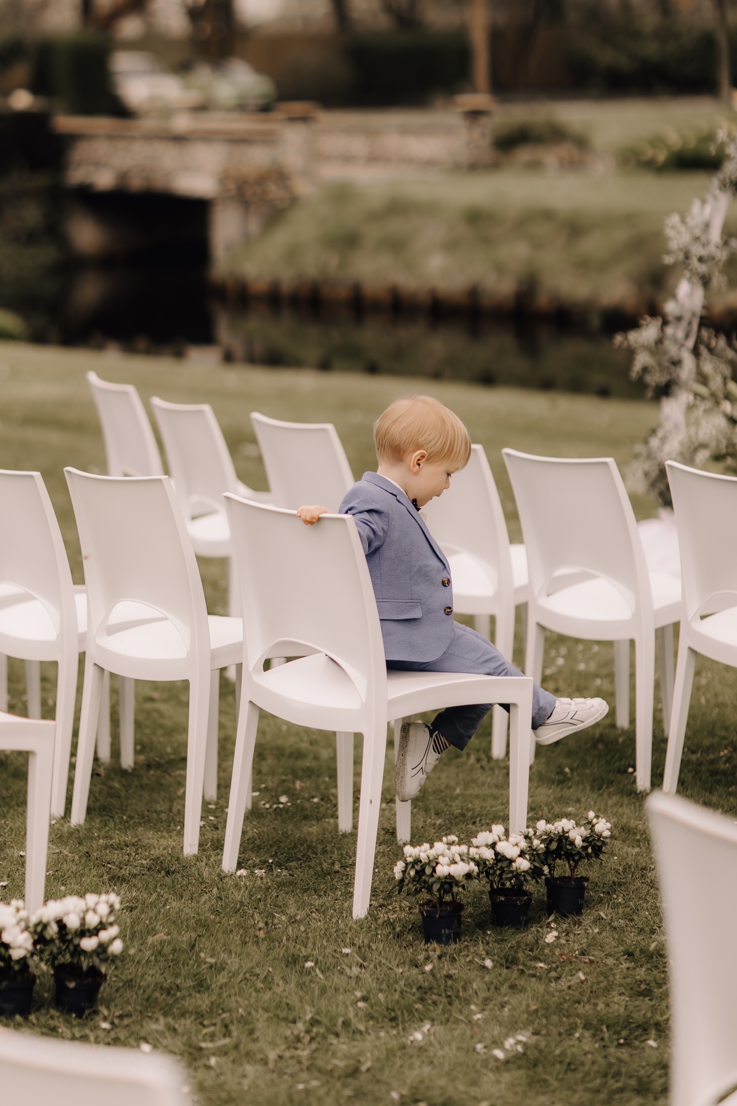 Huwelijksfotograaf Limburg - bruidsjongen speelt op een stoel