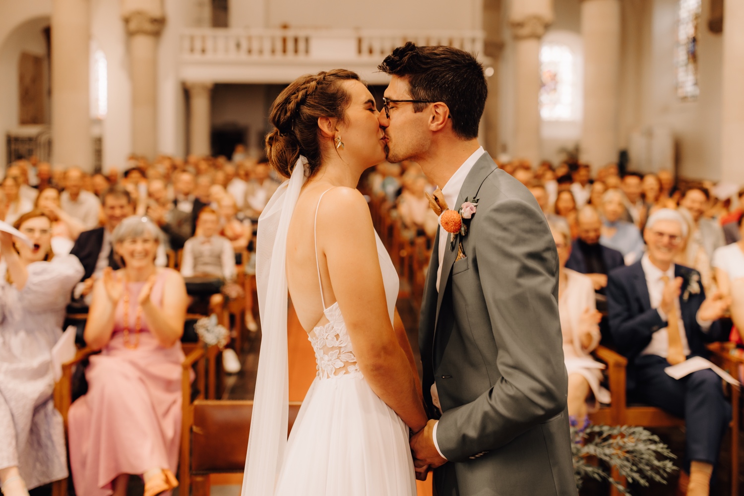 bruidspaar kust elkaar na het ja-woord in de kerk