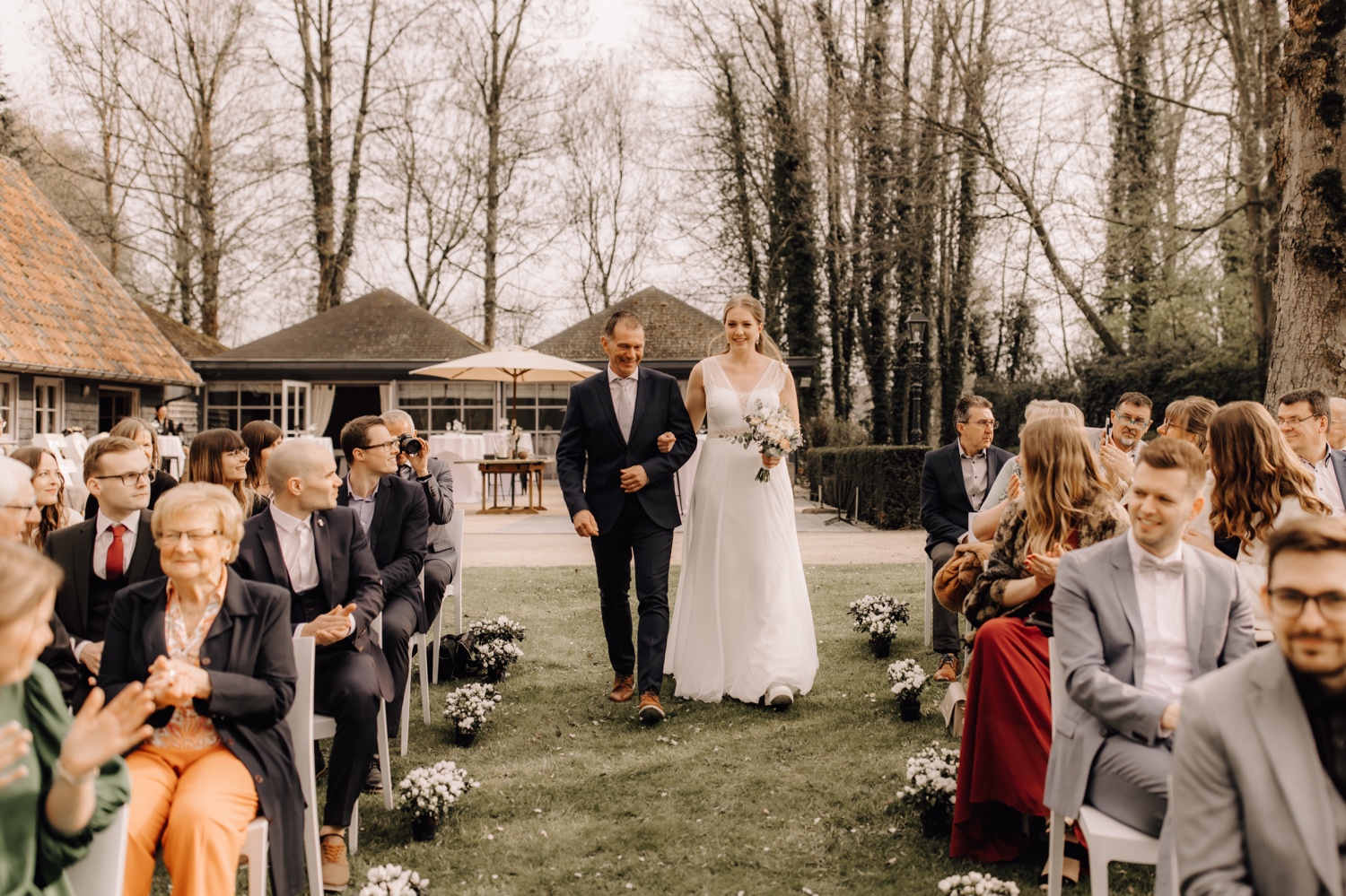 Huwelijksfotograaf Limburg - bruid maakt intrede met vader